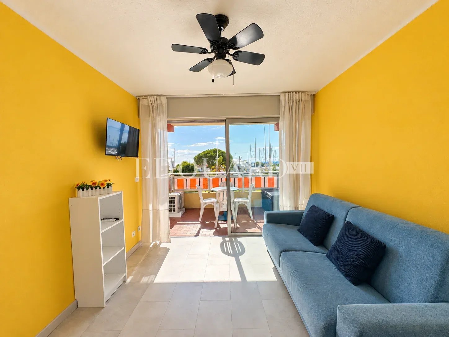 Face au port de plaisance de Menton, en exclusivité studio rénové avec terrasse et agréable vue mer