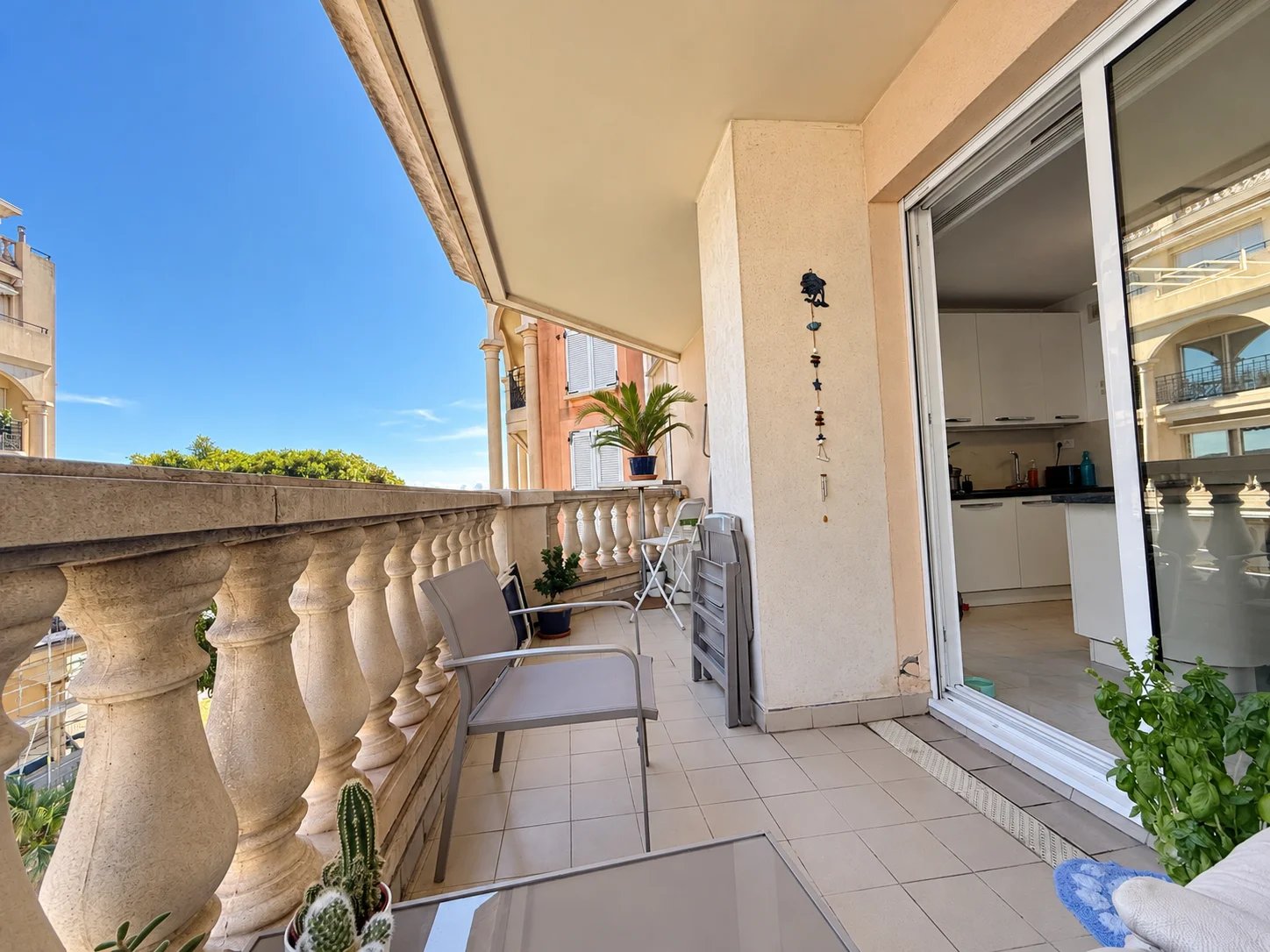 Deux pièces avec terrasse et agréable vue mer, dans résidence de grand standing face aux plages
