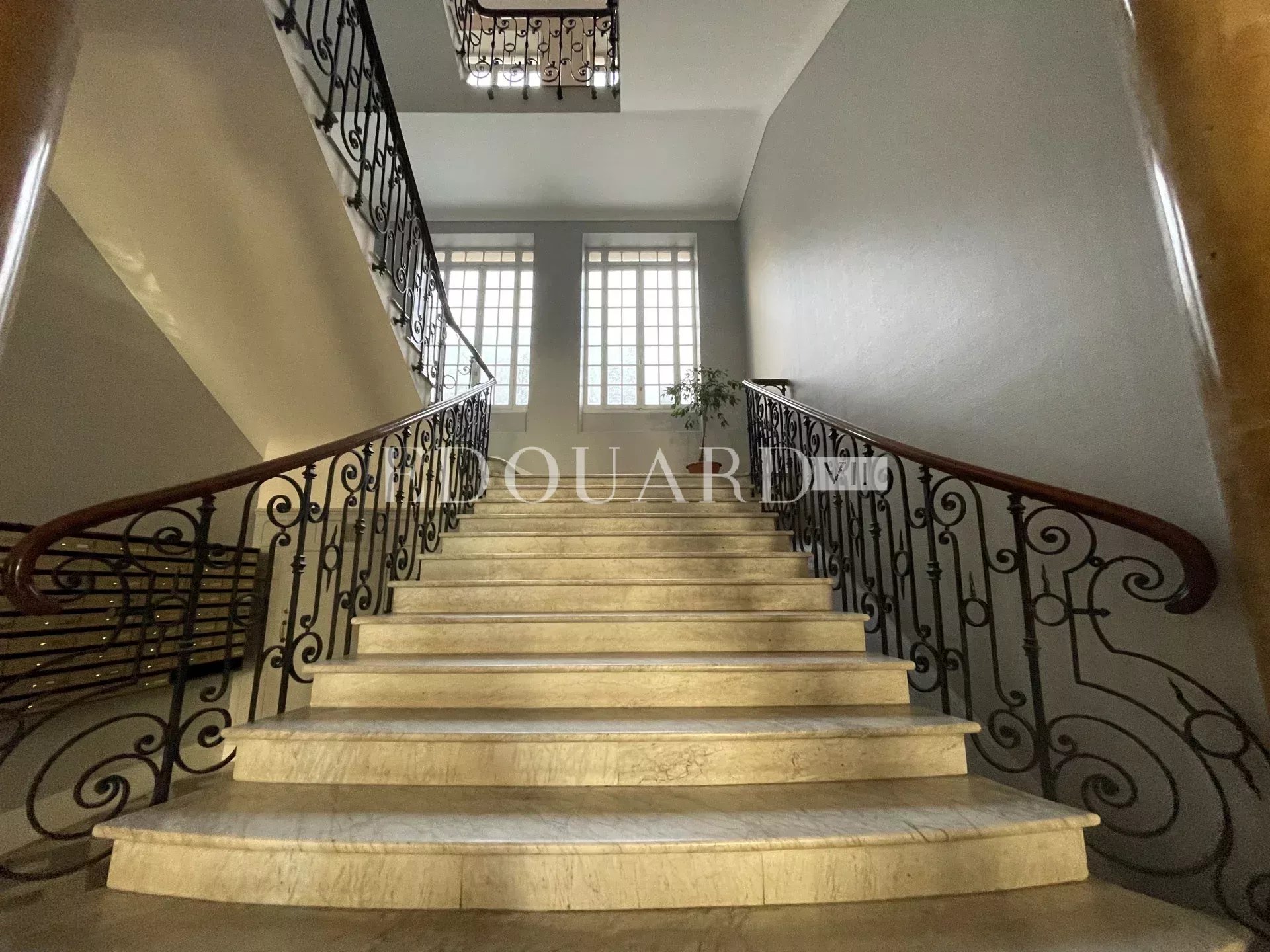En exclusivité studio en très bon état, dans magnifique immeuble bourgeois avec conciergerie