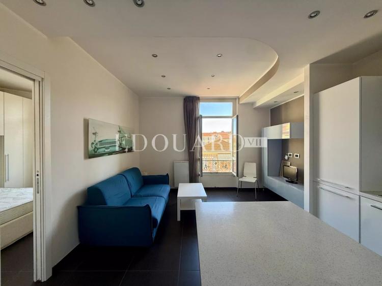 En exclusivité charmant deux pièces à vendre, dans joli immeuble ancien en plein centre de Menton