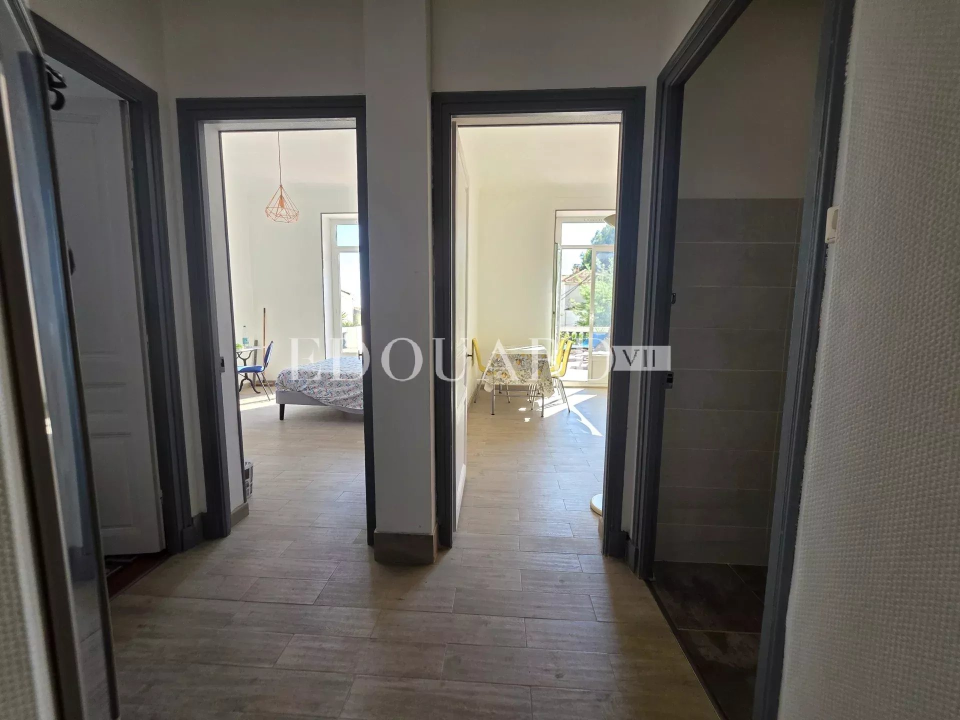 En exclusivité trois pièces à vendre avec splendide terrasse et agréable vue panoramique jusqu’à la mer