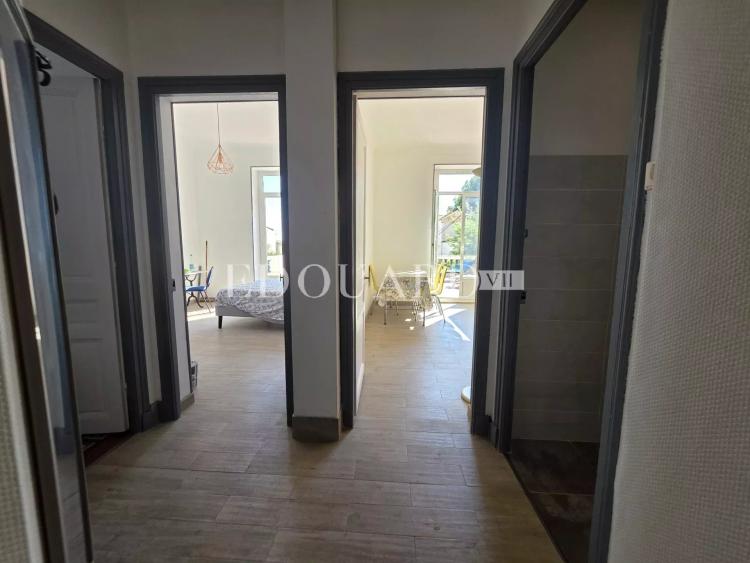 En exclusivité trois pièces à vendre avec splendide terrasse et agréable vue panoramique jusqu’à la mer