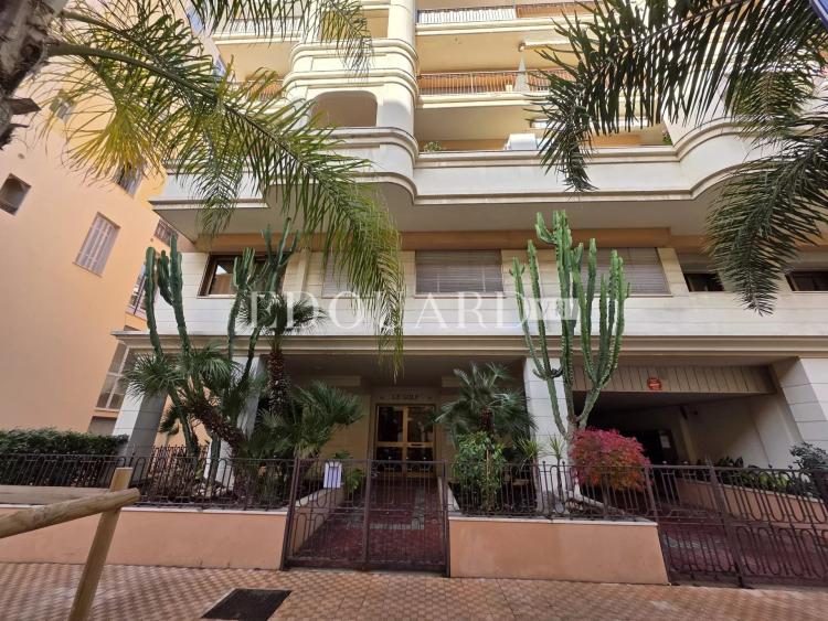 En exclusivité deux pièces en bon état, au premier étage d'un immeuble de standing dans le centre de Menton
