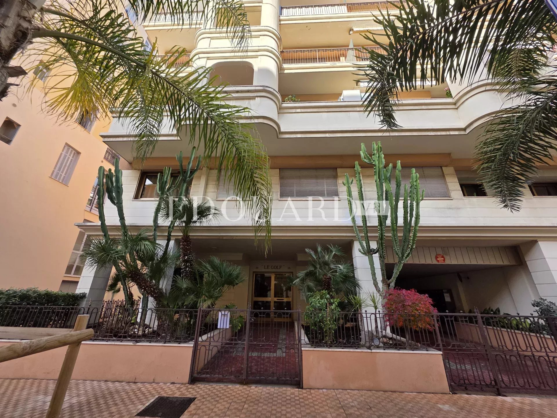 En exclusivité deux pièces en bon état, au premier étage d'un immeuble de standing dans le centre de Menton