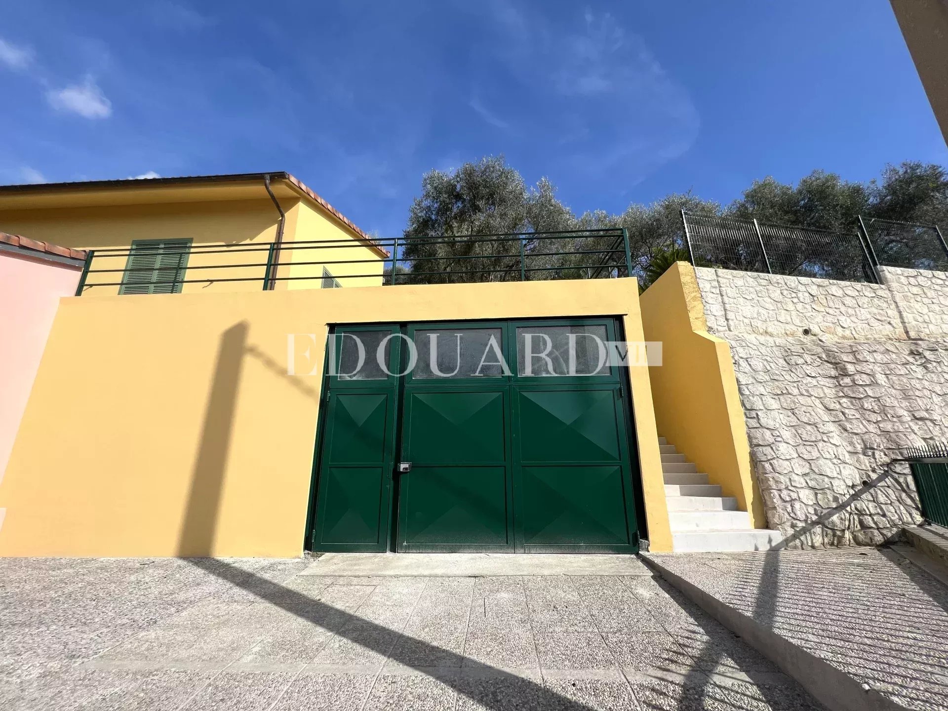Villa en cours de rénovation avec vaste terrain, spacieuse terrasse, double garage et parking. Exclusivité