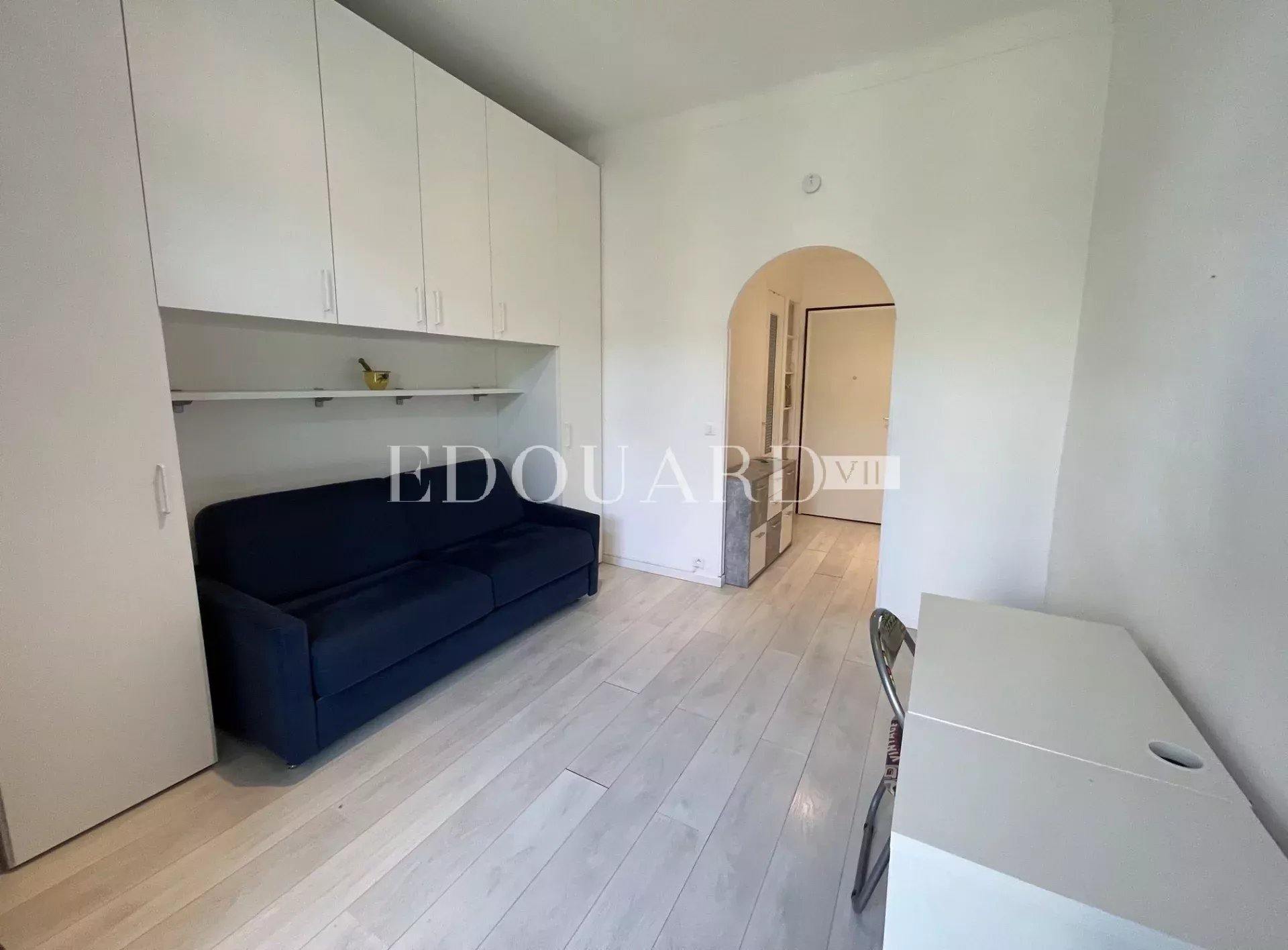 En exclusivité studio avec échappée mer, dans magnifique immeuble bourgeois en plein centre de Menton