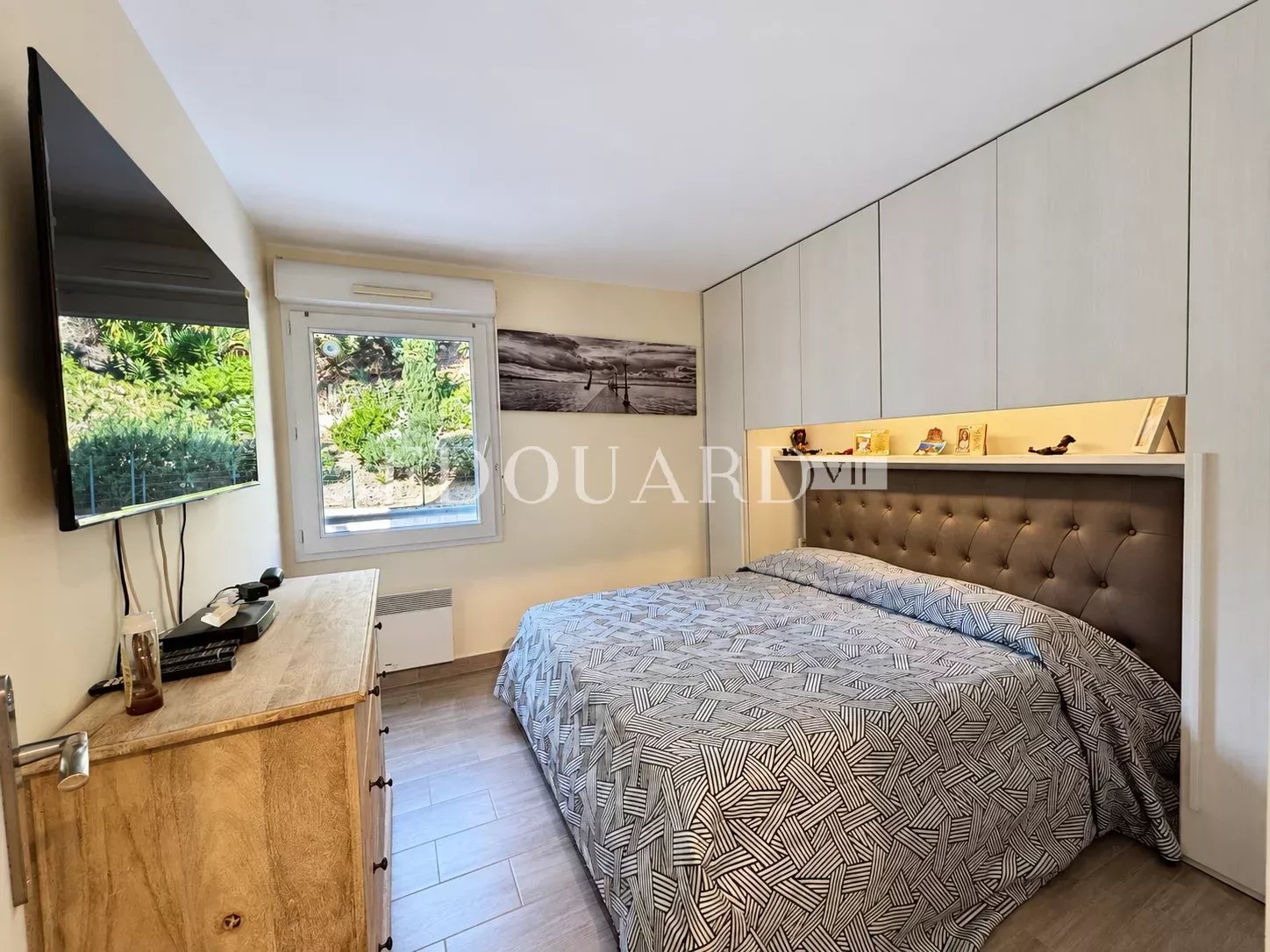 Deux pièces rénové à vendre avec terrasse et cave, au premier étage d’un immeuble moderne