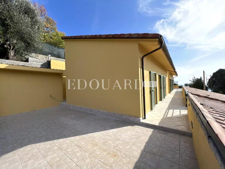 Maisons jumelées en cours de rénovation avec vaste terrain, spacieuses terrasses et belle vue panoramique. Exclusivité