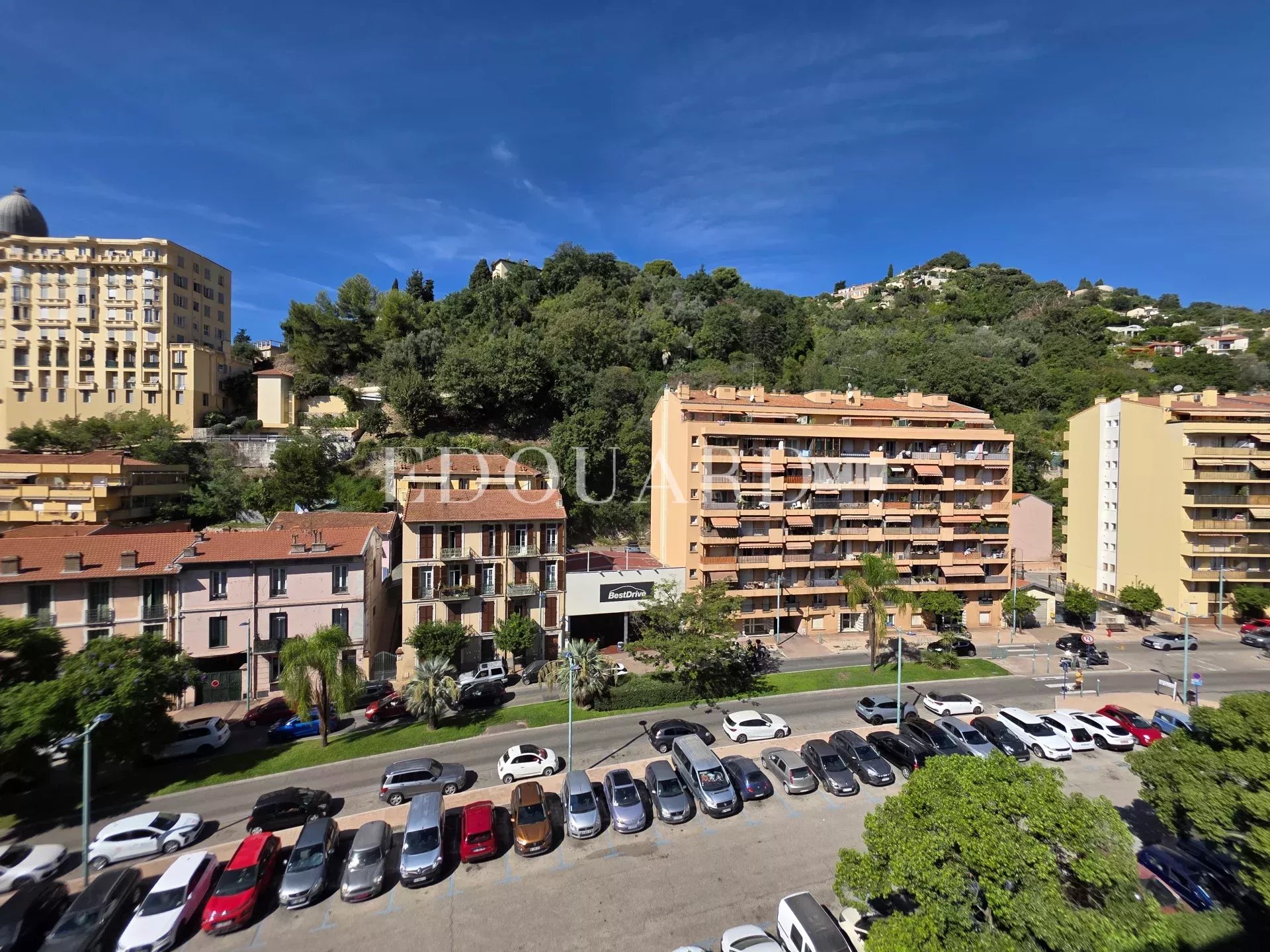 Deux pièces finement rénové avec terrasse, au sixiéme étage d’un bel immeuble contemoporain