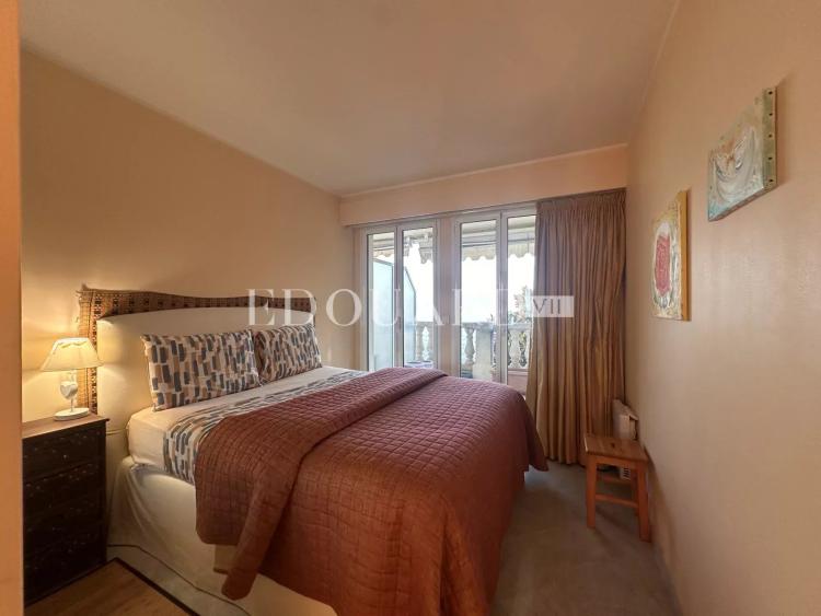 Dans résidence de luxe, deux pièces avec terrasse, balcon, belle vue mer, cave et parking en sous-sol