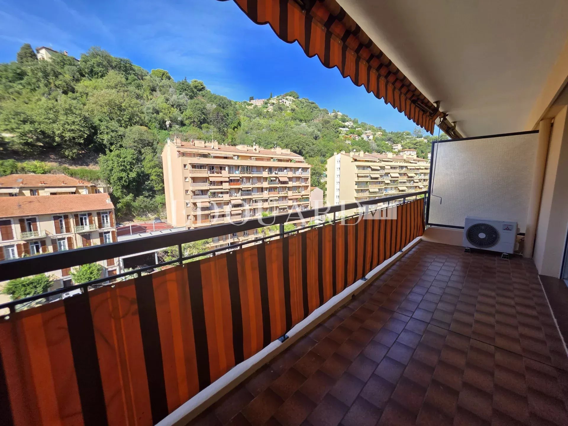 Deux pièces finement rénové avec terrasse, au sixiéme étage d’un bel immeuble contemoporain