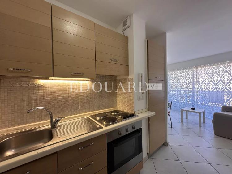 En exclusivité deux pièces en bon état avec terrasse, dans bel immeuble recent en plein centre de Menton