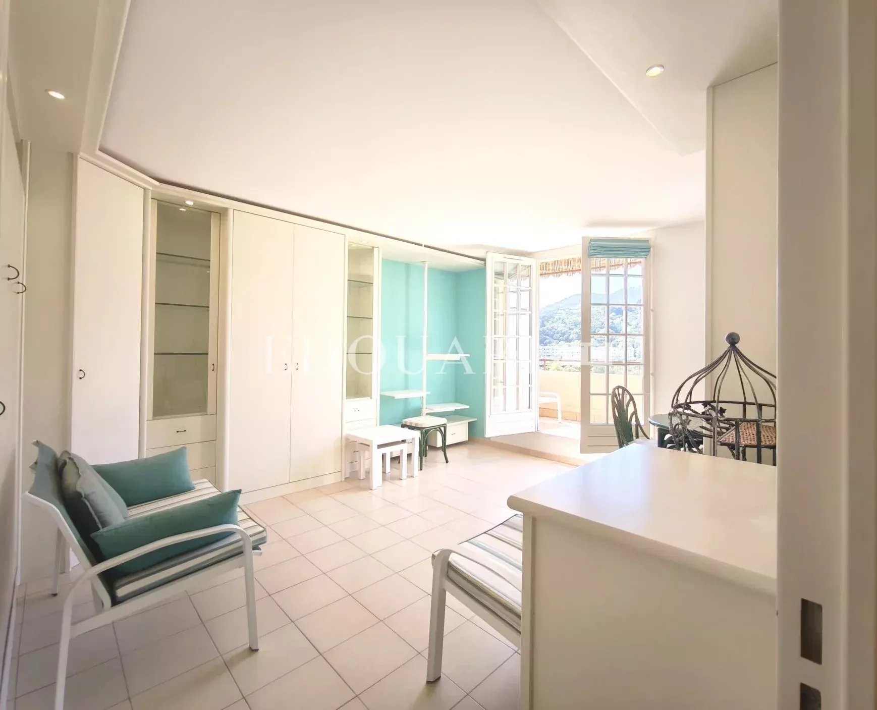 Dans le quartier du Riviera, à vendre grand studio en dernier étage avec terrasse, cave et garage