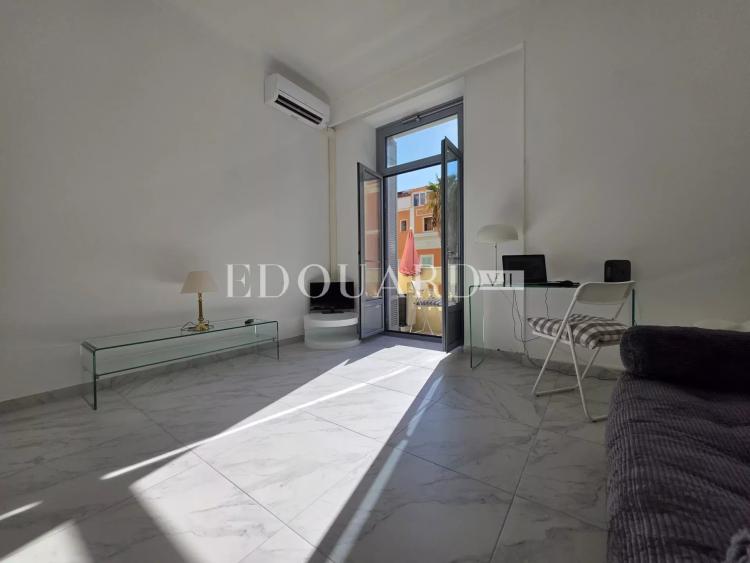 En exclusivité studio en très bon état, dans magnifique immeuble bourgeois avec conciergerie