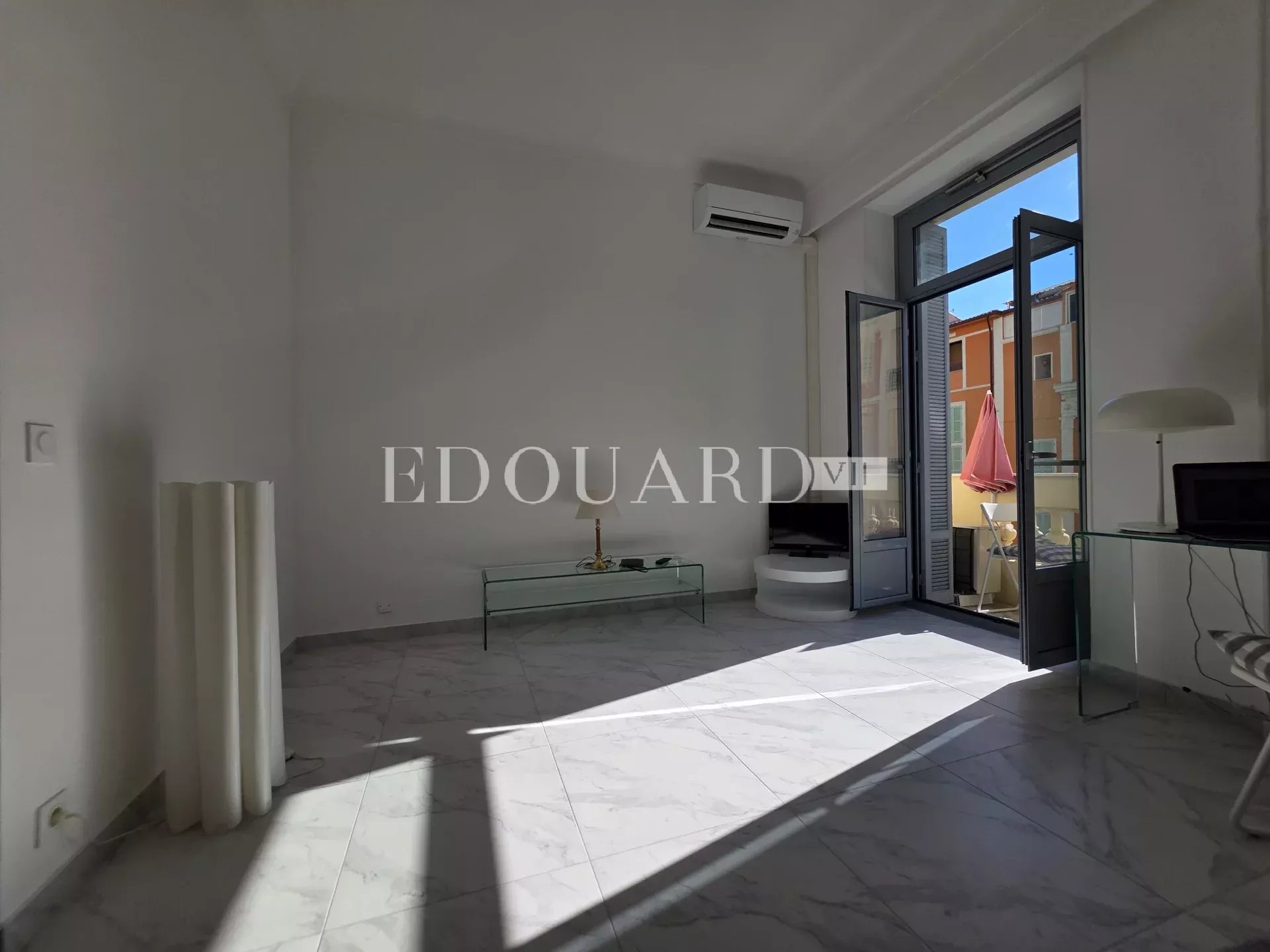 En exclusivité studio en très bon état, dans magnifique immeuble bourgeois avec conciergerie