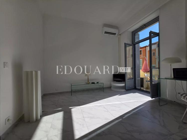 En exclusivité studio en très bon état, dans magnifique immeuble bourgeois avec conciergerie