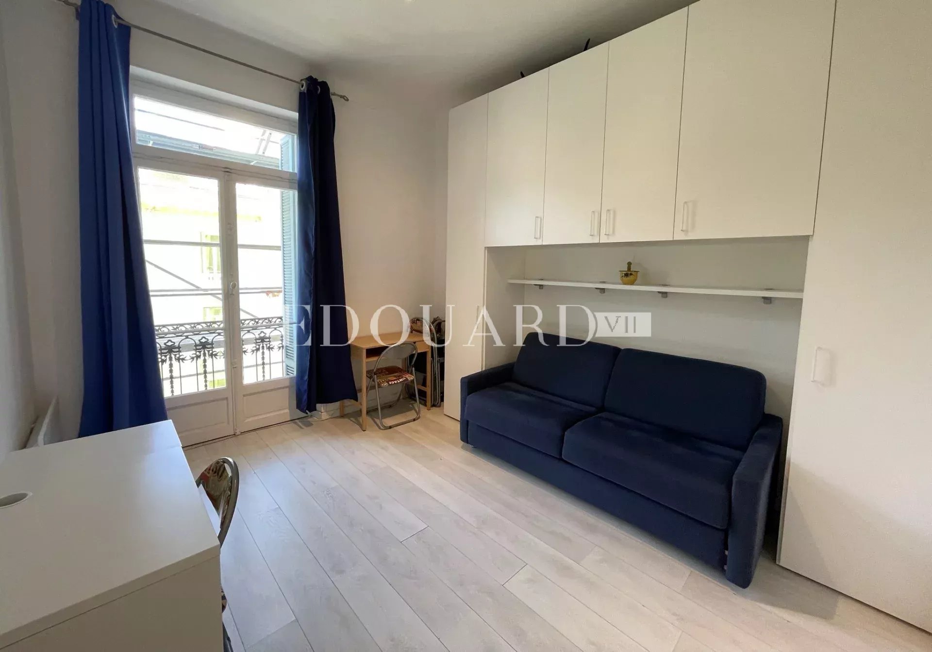 En exclusivité studio avec échappée mer, dans magnifique immeuble bourgeois en plein centre de Menton