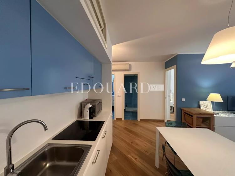 En exclusivité trois pièces en excellent état avec grande terrasse, vue mer et parking, face aux Sablettes