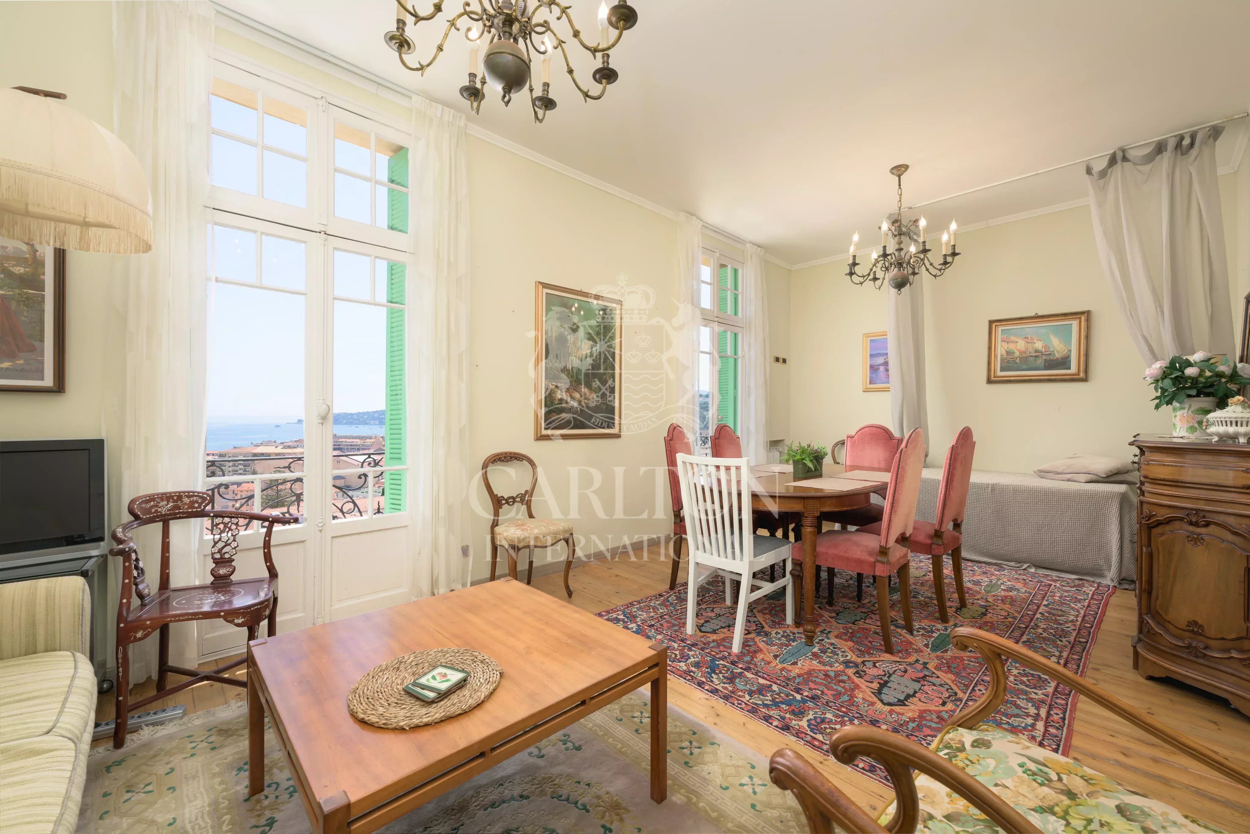 Villa avec vue mer et accès facile au centre-ville - Opportunité d'investissement