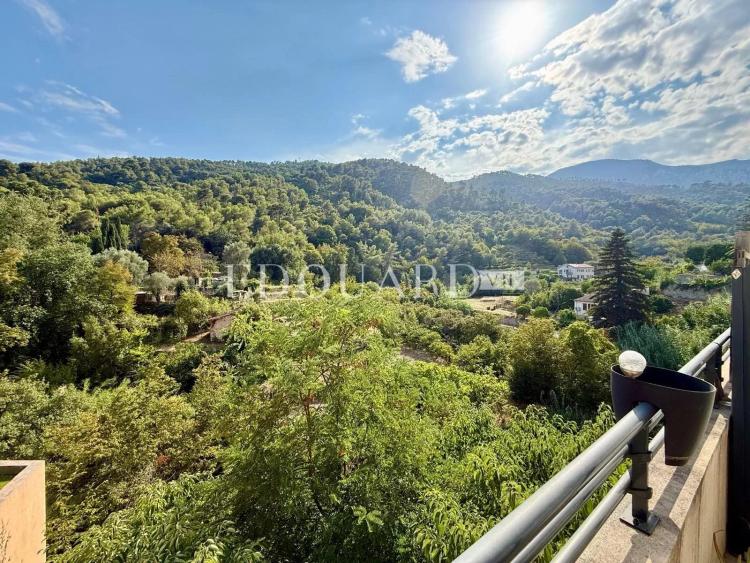 Sur la commune de Gorbio, deux pièces avec grande terrasse dans immeuble moderne avec piscine