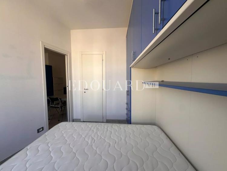 En exclusivité deux pièces en bon état dans magnifique immeuble bourgeois en plein centre de Menton