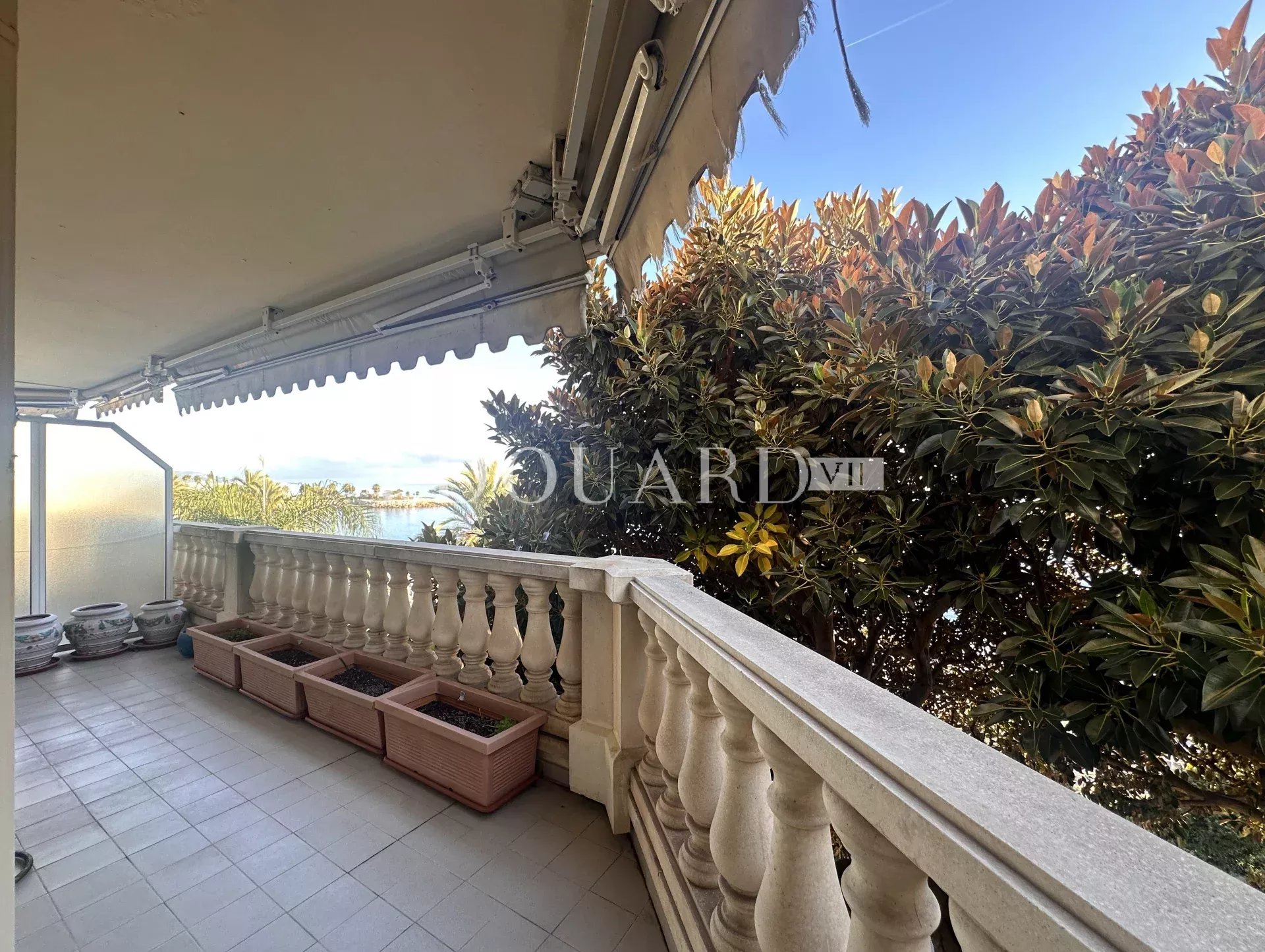 Dans résidence de luxe, deux pièces avec terrasse, balcon, belle vue mer, cave et parking en sous-sol