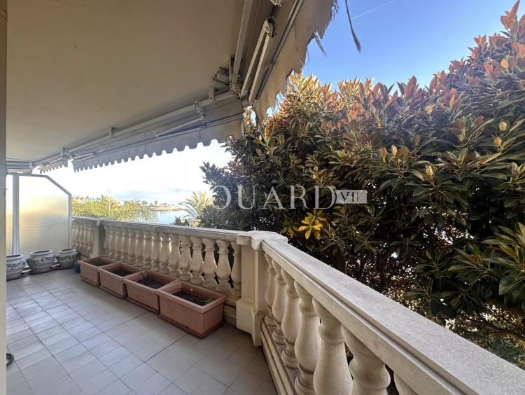 Dans résidence de luxe, deux pièces avec terrasse, balcon, belle vue mer, cave et parking en sous-sol