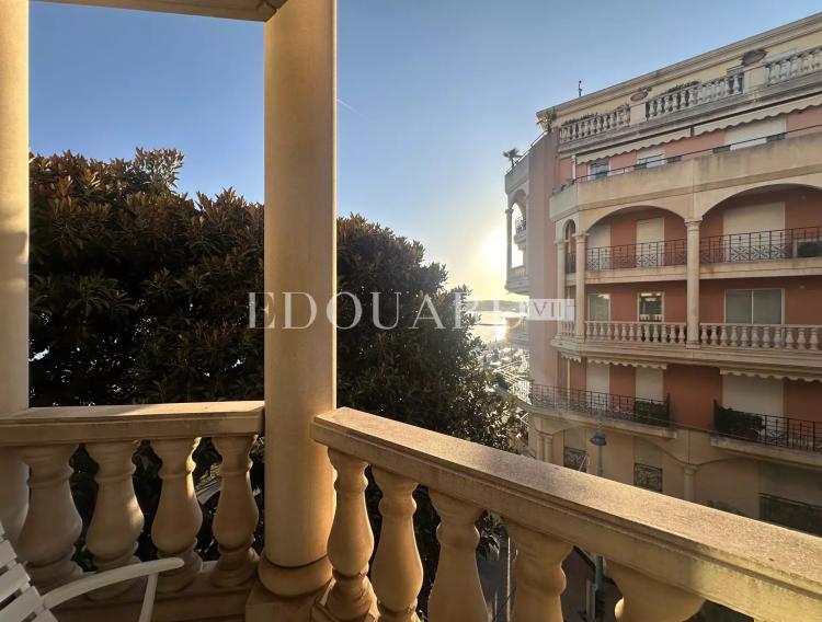 Dans résidence de luxe, deux pièces avec terrasse, balcon, belle vue mer, cave et parking en sous-sol