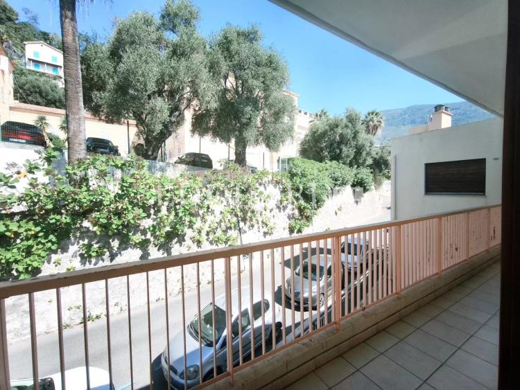 En exclusivité grand studio en dernier étage avec splendide vue mer, idéalement situé face aux plages