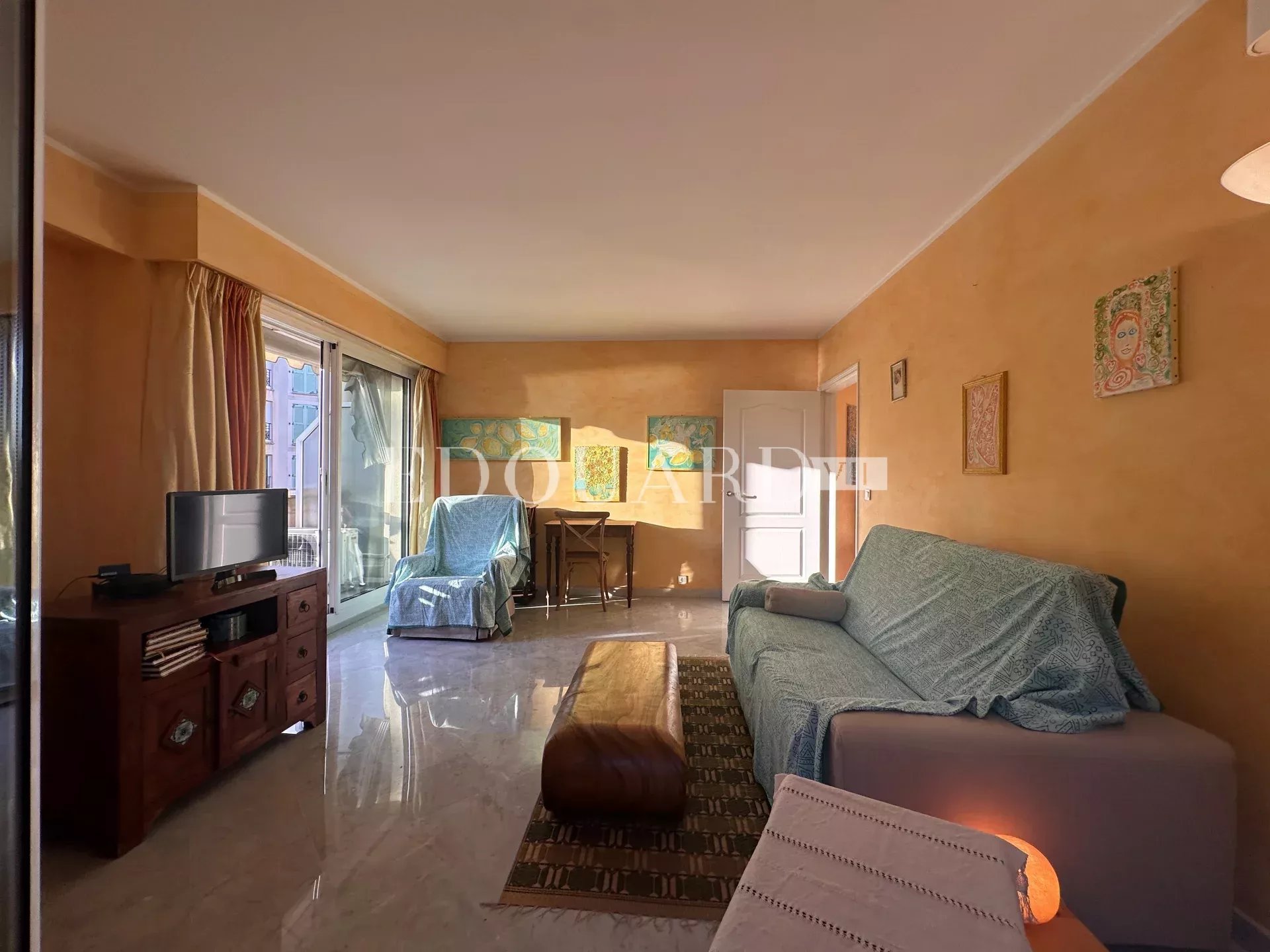 Dans résidence de luxe, deux pièces avec terrasse, balcon, belle vue mer, cave et parking en sous-sol