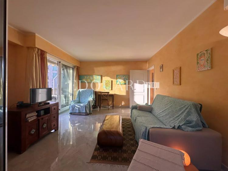Dans résidence de luxe, deux pièces avec terrasse, balcon, belle vue mer, cave et parking en sous-sol