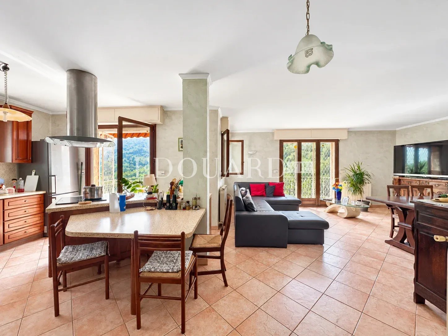 Sur la commune de Gorbio, à vendre maison indépendante avec vaste terrain constructible