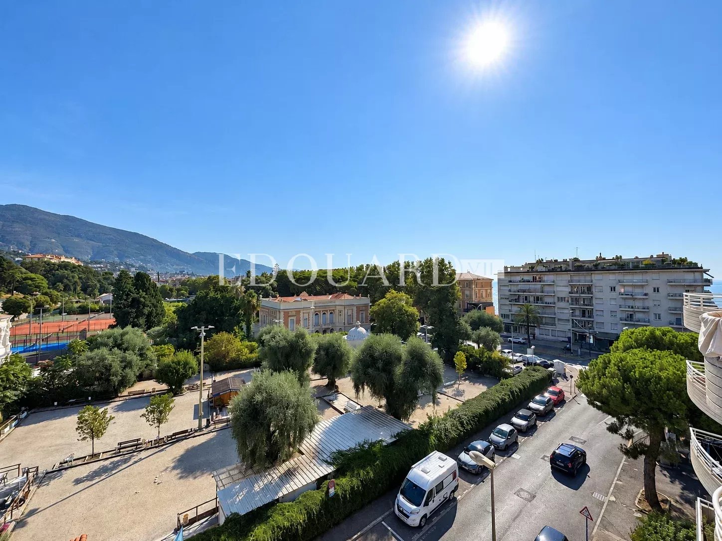 En exclusivité trois pièces à vendre avec terrasse, belle vue dégagée et garage