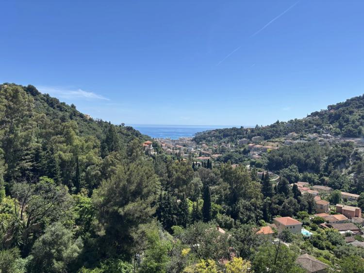 Trois pièces en bon état avec jolie terrasse, belle vue panoramique jusqu'à la mer, cave, possibilité garage