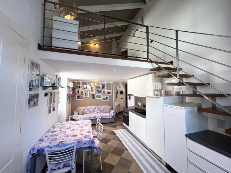 En exclusivité petit trois pièces en très bon état avec deux chambres en mezzanine, proche commerces et écoles