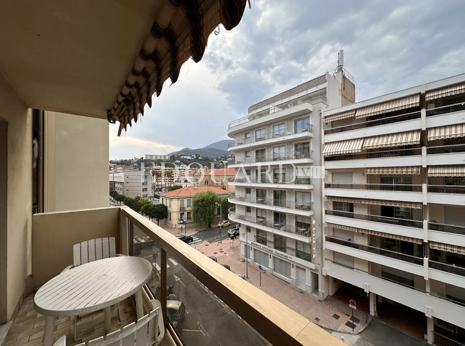 En exclusivité studio avec balcon, au quatrième étage d'un immeuble de standing avec conciergerie