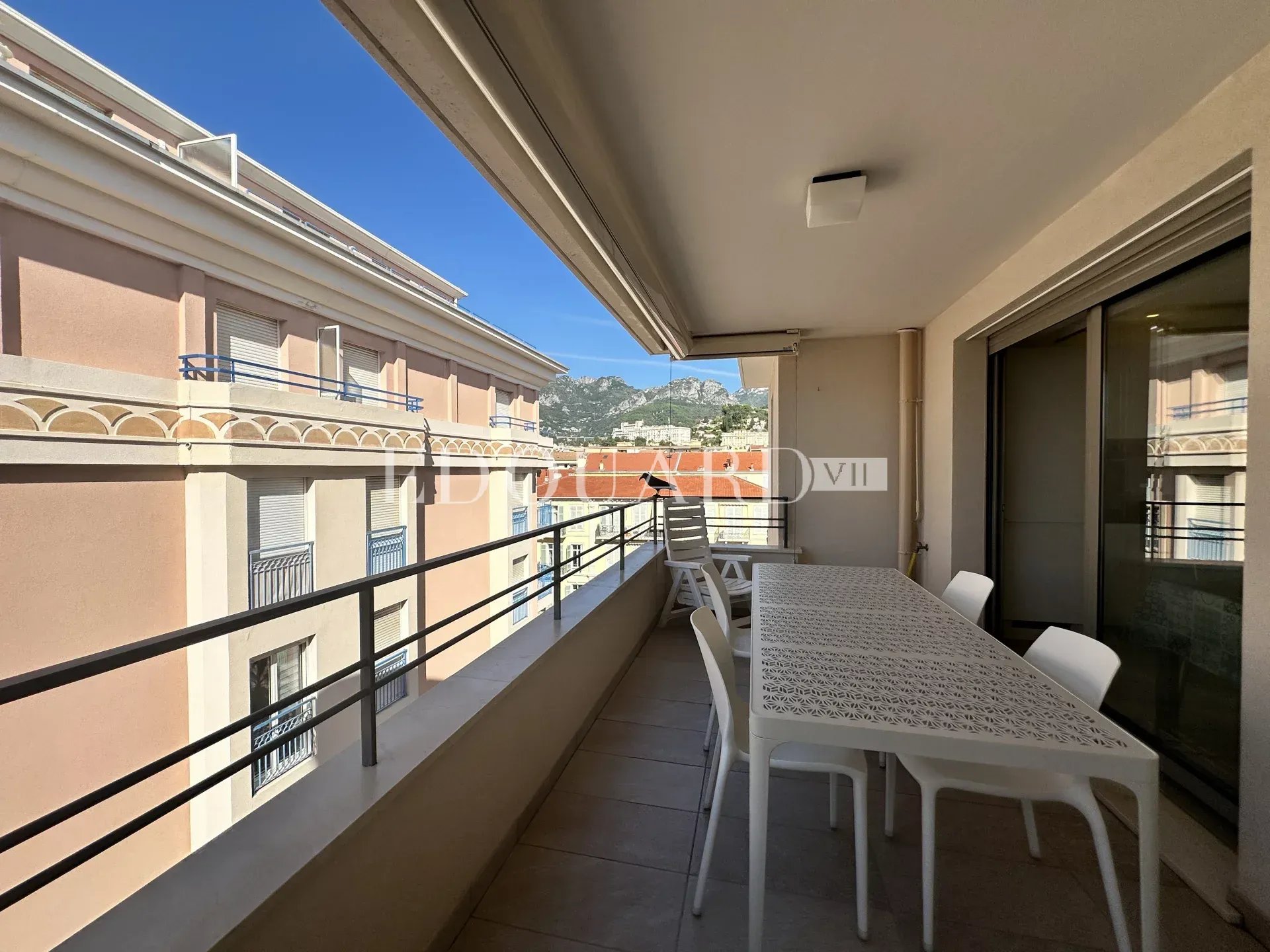 Trois pièces en superbe état avec grande terrasse et possibilité vaste garage, en plein centre de Menton