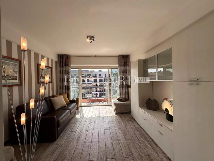 Dans le centre de Menton, en exclusivité grand studio en bon état avec terrasse et agréable vue dégagée