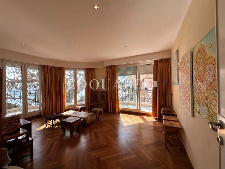 Dans résidence de luxe, deux pièces avec grande terrasse, belle vue mer, cave et parking en sous-sol