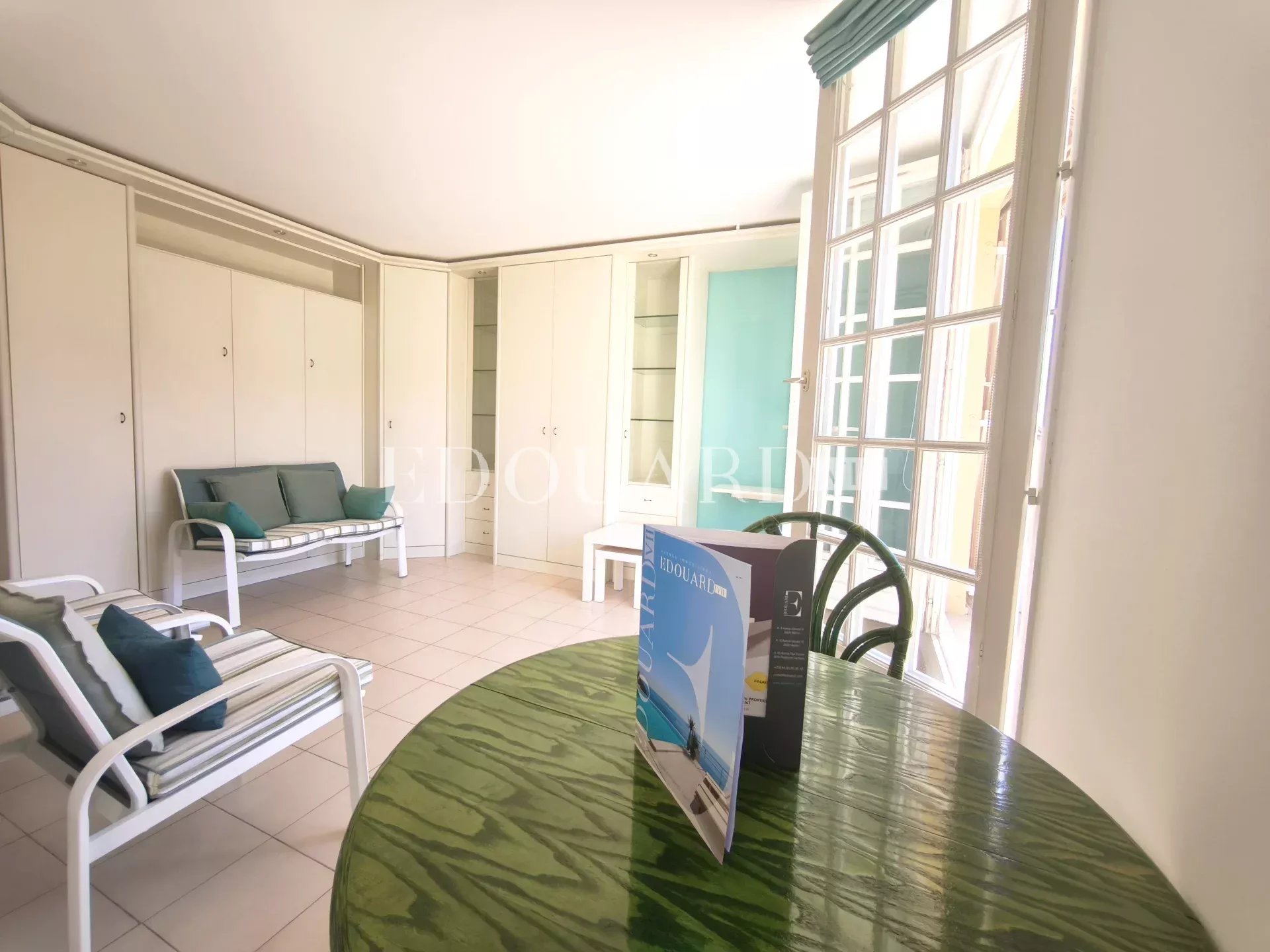 Dans le quartier du Riviera, à vendre grand studio en dernier étage avec terrasse, cave et garage