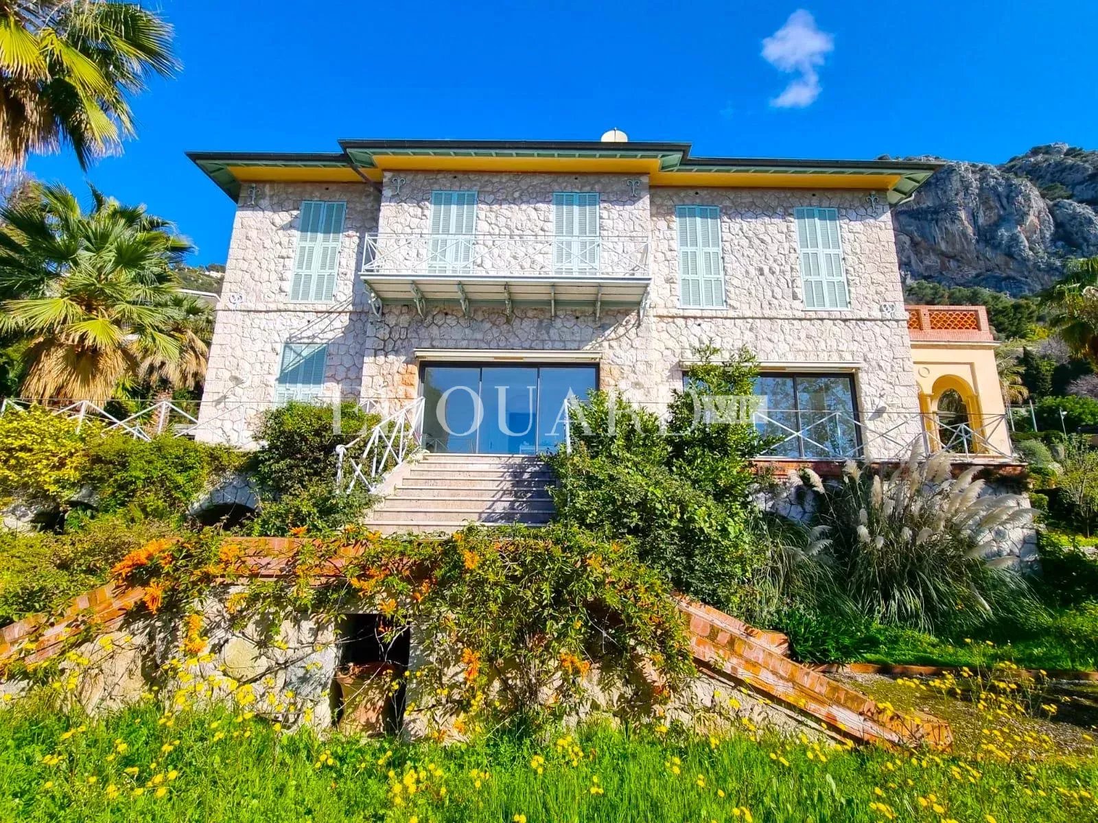 Magnifique propriété avec splendide vue mer panoramique, grande piscine, vaste pool house et immense jardin arboré