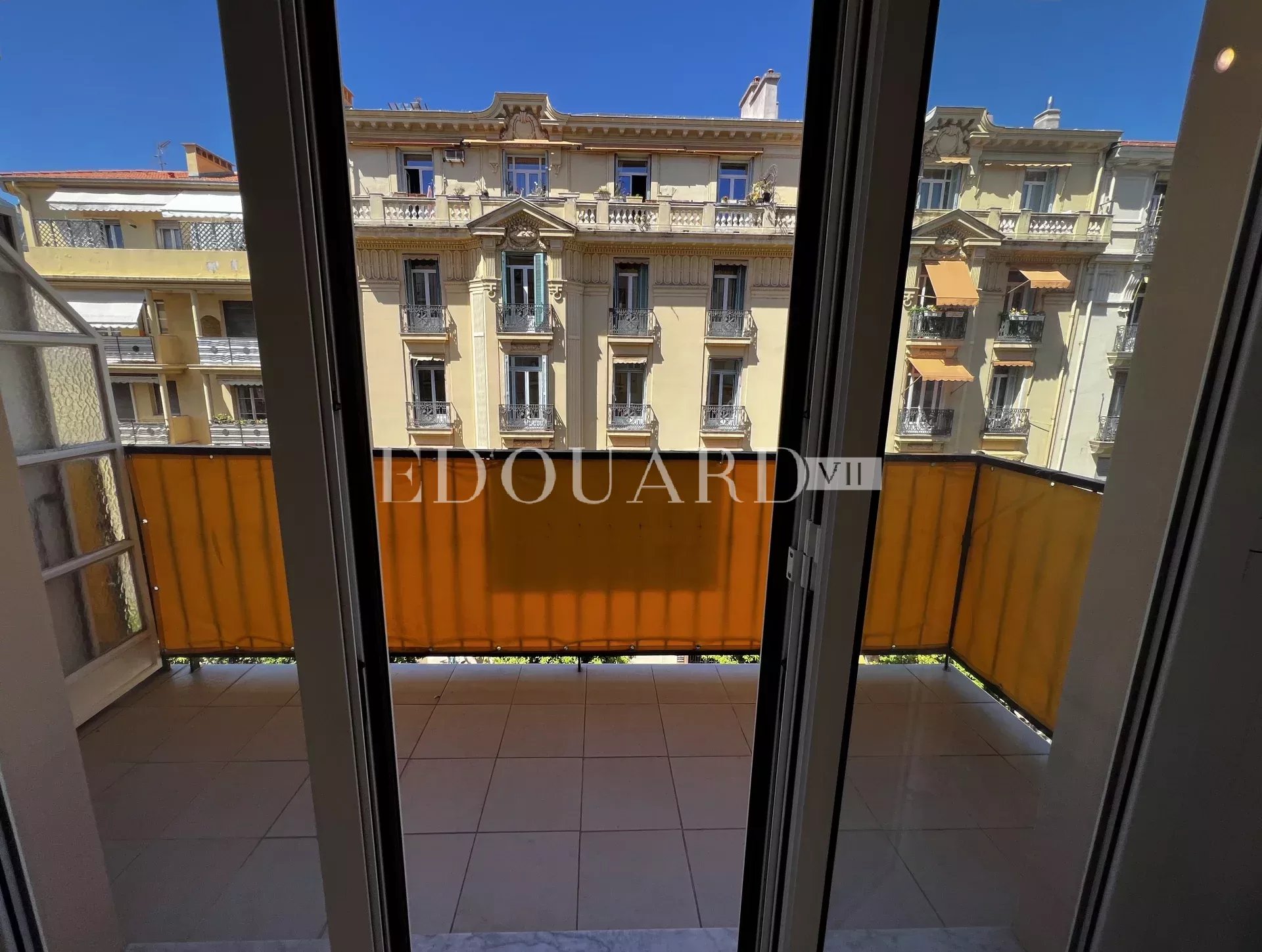 Deux pièces à vendre en bon état avec terrasse et possibilité garage, exclusivité