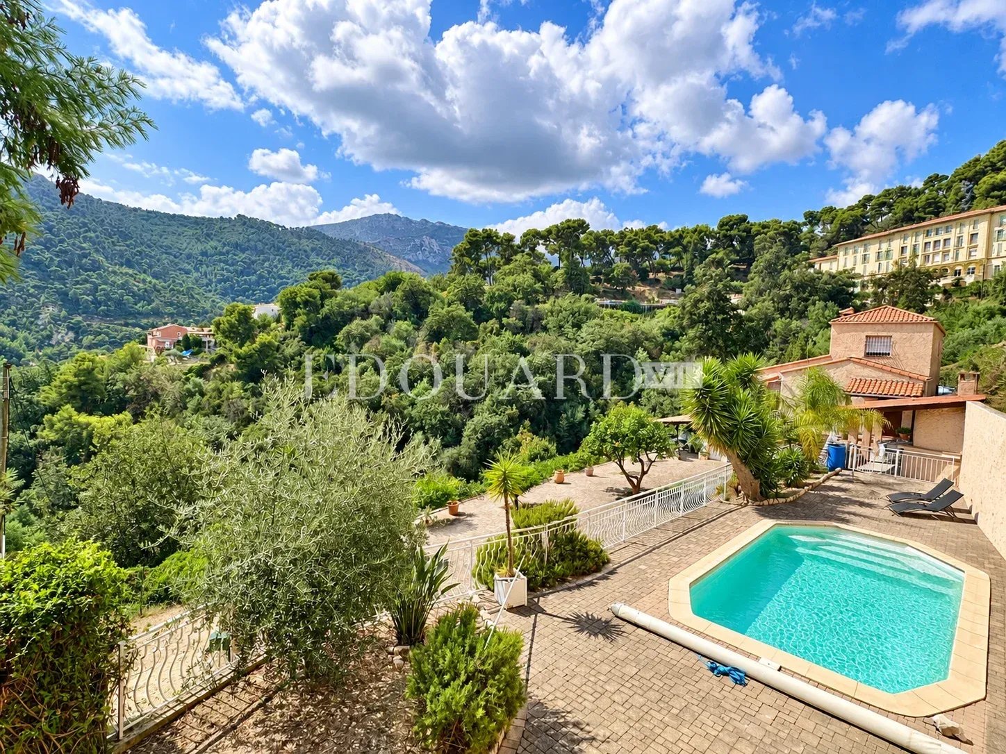 Sur la commune de Gorbio, à vendre maison indépendante avec vaste terrain constructible