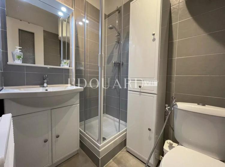 En exclusivité studio avec échappée mer, dans magnifique immeuble bourgeois en plein centre de Menton
