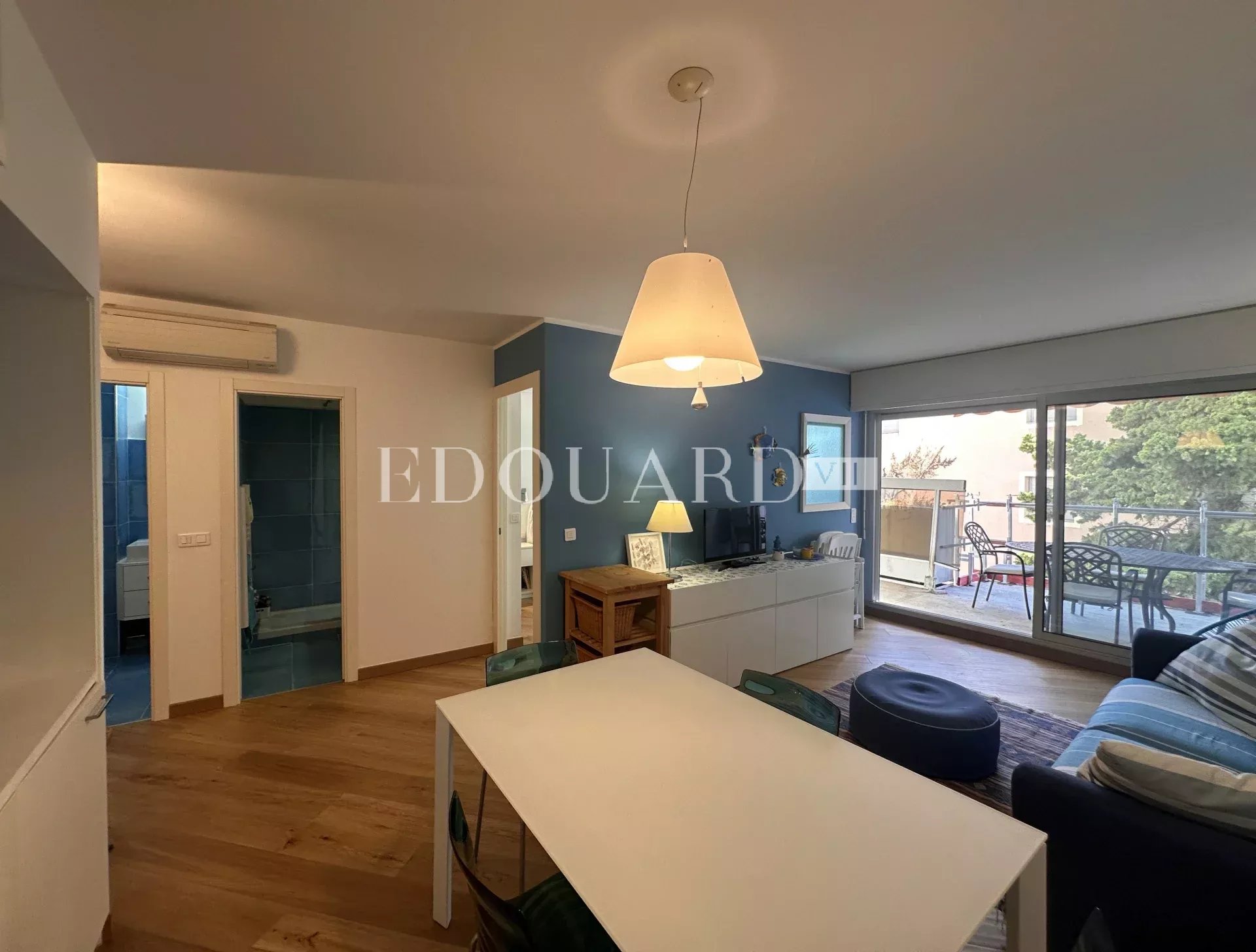 En exclusivité trois pièces en excellent état avec grande terrasse, vue mer et parking, face aux Sablettes