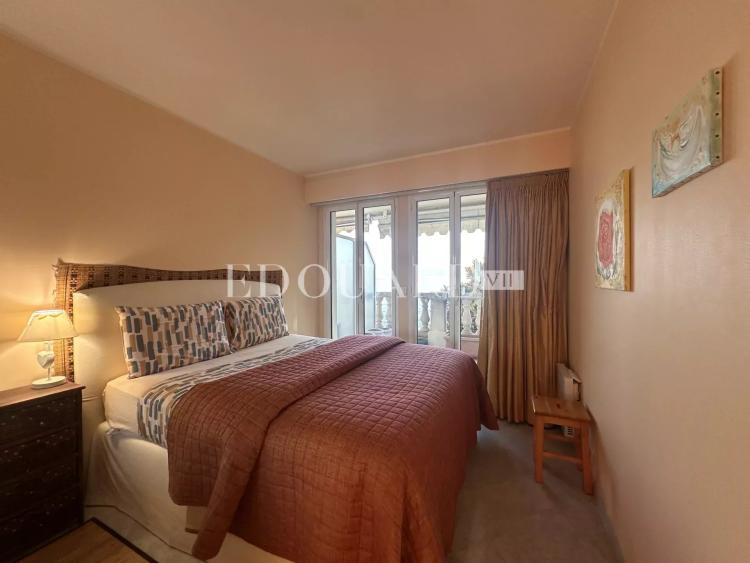 Dans résidence de luxe, deux pièces avec terrasse, balcon, belle vue mer, cave et parking en sous-sol