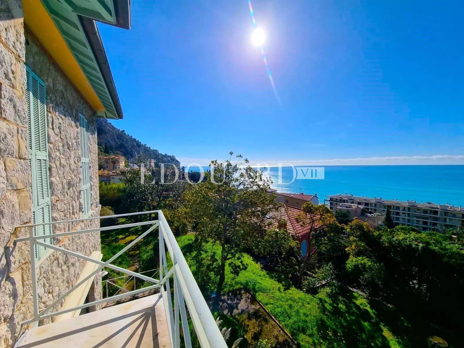 Magnifique propriété avec splendide vue mer panoramique, grande piscine, vaste pool house et immense jardin arboré