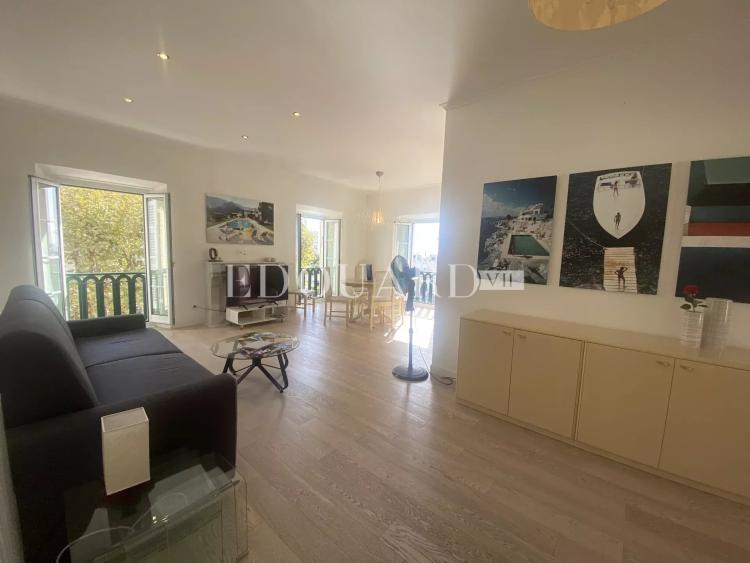Grand deux pièces finement rénové, au dernier étage d’un joli immeuble ancien en plein centre de Menton