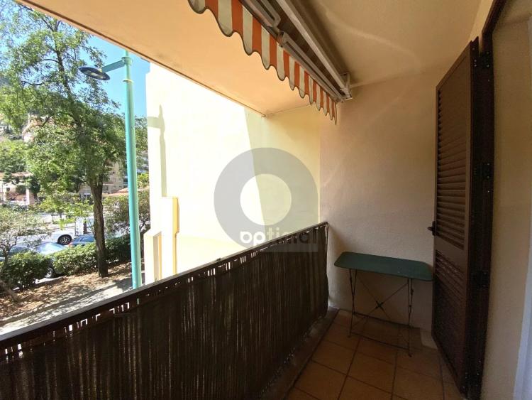A VENDRE - MENTON CAREÏ - BEAU 3P AVEC CAVE EN BON ETAT TRAVERSANT BALCON TERRASSE ET JARDIN