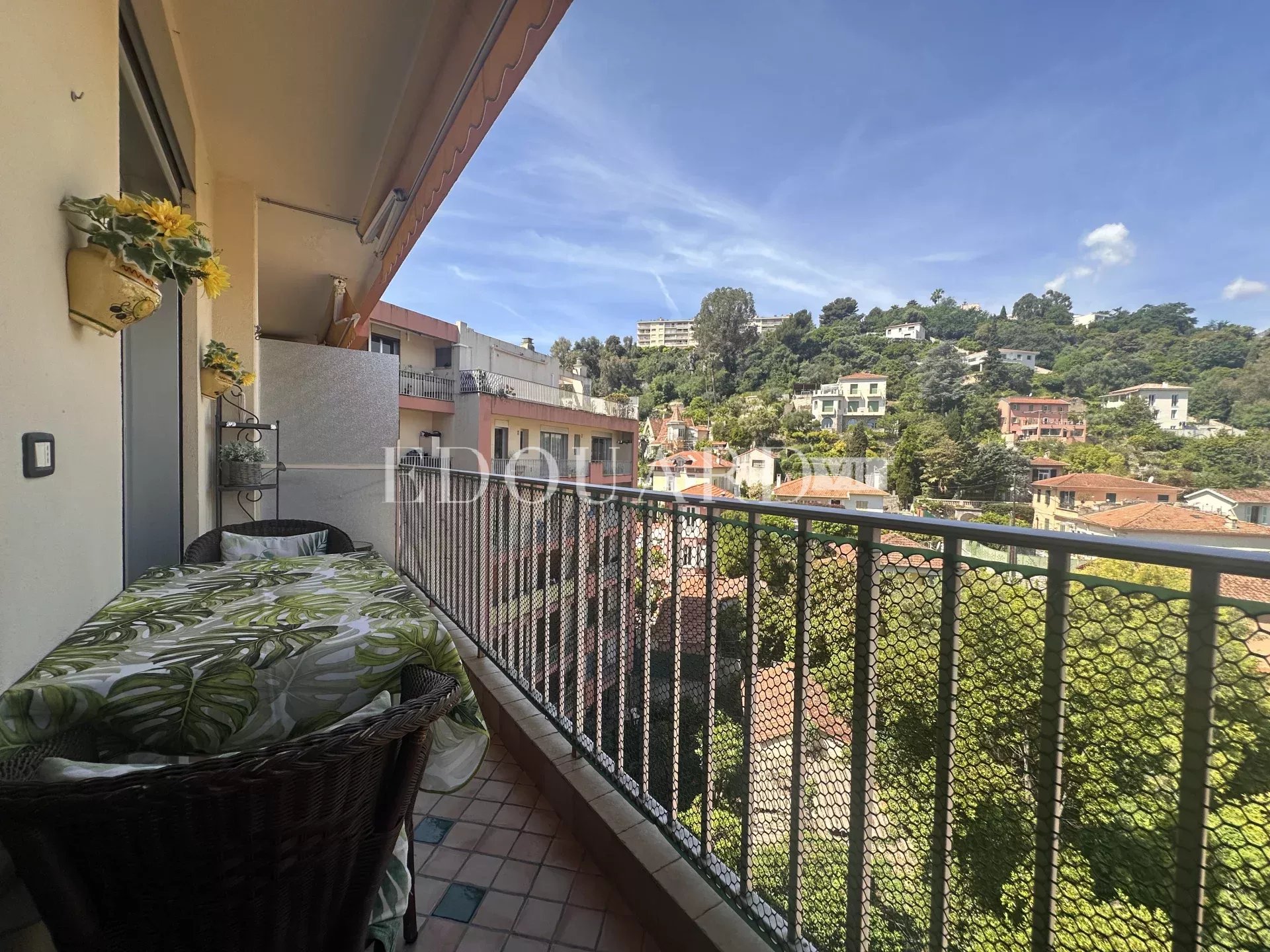 Deux pièces en excellent état avec terrasse et cave, au sixième étage d’un immeuble avec conciergerie, exclusivité